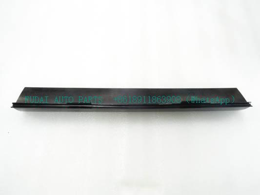 H4374040001A0为欧曼卡车右侧门线束护罩.jpg