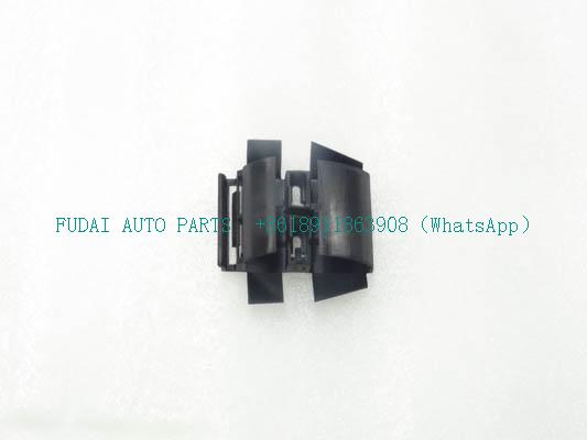 H4374080001A0为欧曼卡车右侧门柱线束固定夹.jpg