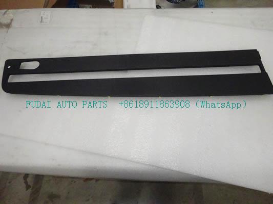 H557300000076为欧曼卡车前顶柜左遮阳帘装饰罩.jpg
